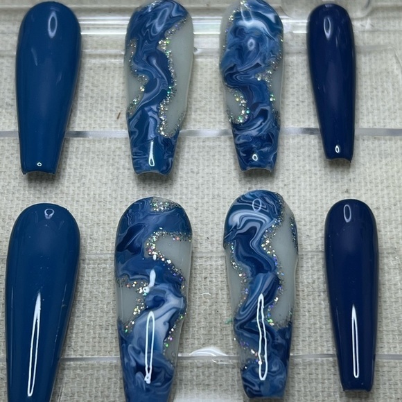 Reusable press on nails multi blue with marble accent nails size M - Picture 1 of 4